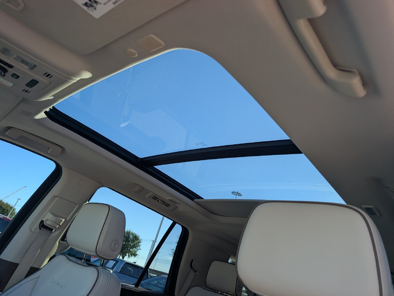 Used 2024 GMC Yukon Denali RWD image 25