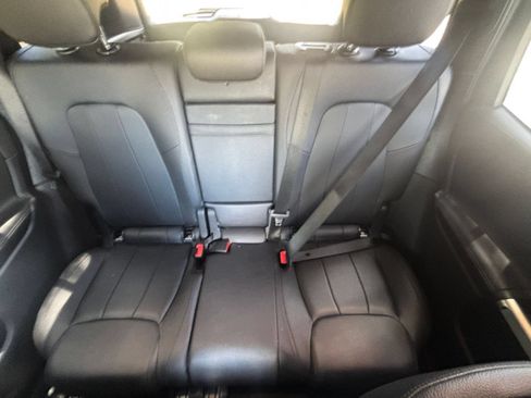 Used 2025 Mercedes-Benz GLB 250 image 40