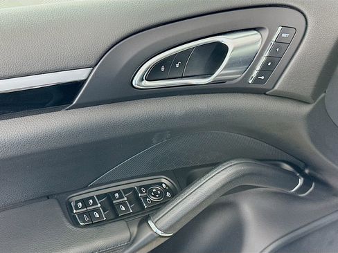 Used 2017 Porsche Cayenne image 18