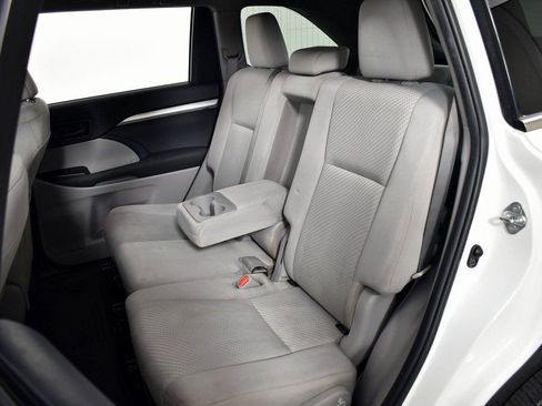 Used 2019 Toyota Highlander LE image 18