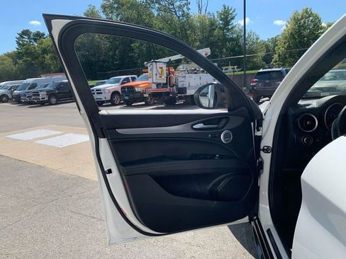 Used 2024 Alfa Romeo Stelvio Veloce image 17