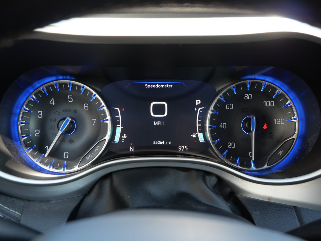 Used 2023 Chrysler Pacifica Touring FWD image 22