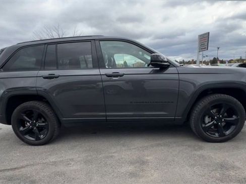 Used 2023 Jeep Grand Cherokee Altitude image 9