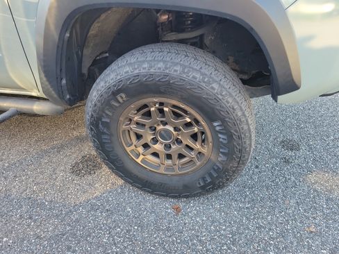 Used 2022 Toyota Tacoma SR5 w/ Trail Edition image 9