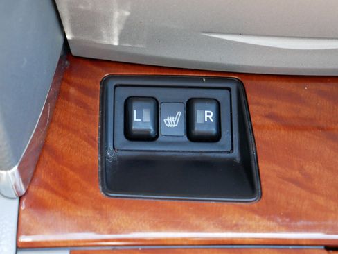 Used 2011 Toyota Camry XLE w/ SE/XLE Extra-Value Pkg image 32