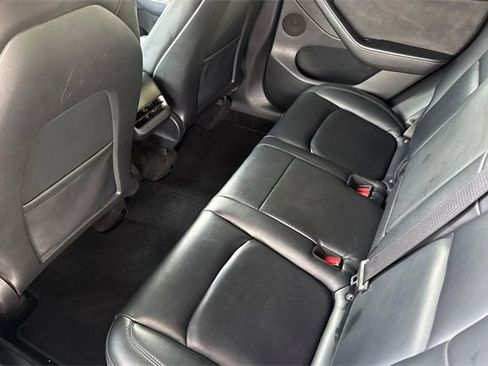 Used 2022 Tesla Model Y Long Range image 16