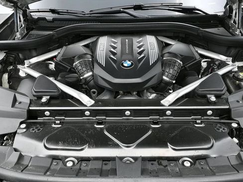 Used 2021 BMW X7 M50i w/ Dynamic Handling Package AWD/4WD image 40