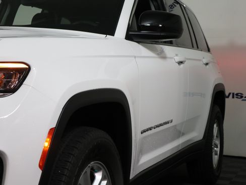 Used 2023 Jeep Grand Cherokee Laredo RWD image 11