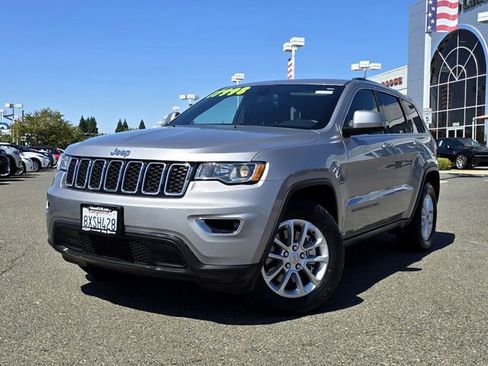 Used 2021 Jeep Grand Cherokee Laredo image 3