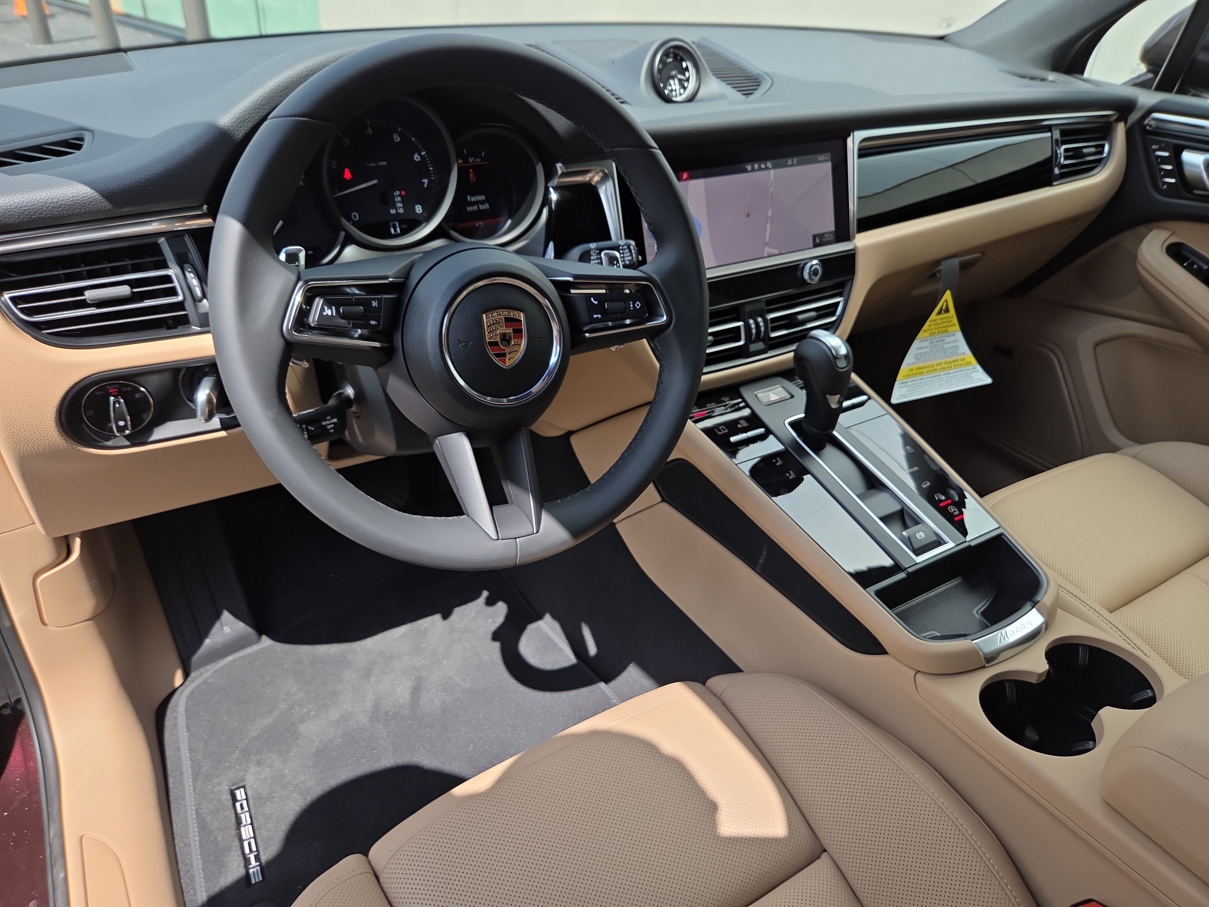 Certified 2025 Porsche Macan AWD/4WD image 4