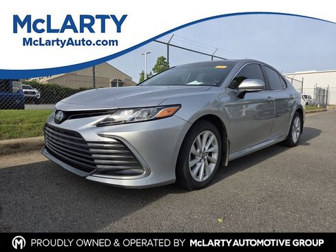 Used 2022 Toyota Camry LE w/ Convenience Package image 1