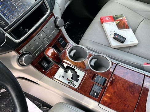 Used 2013 Toyota Highlander Limited image 18