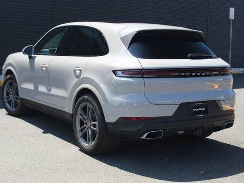 Certified 2025 Porsche Cayenne Base image 3