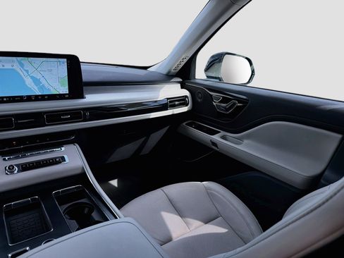 Certified 2025 Lincoln Aviator Reserve RWD image 24