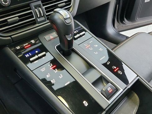 Used 2022 Porsche Macan image 35