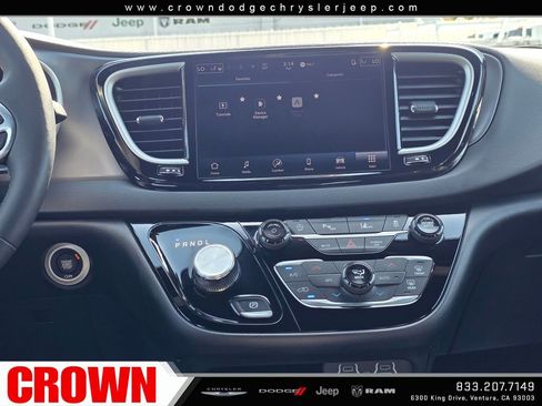 Used 2025 Chrysler Pacifica Select FWD image 16