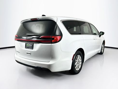Used 2024 Chrysler Pacifica Touring-L FWD image 9