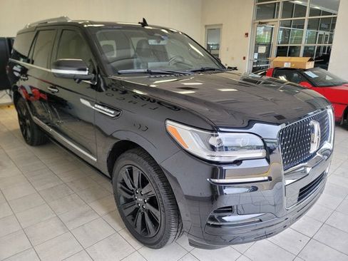 Used 2023 Lincoln Navigator Reserve AWD/4WD image 3