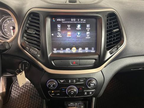 Used 2017 Jeep Cherokee Latitude w/ Cold Weather Group AWD/4WD image 20