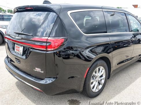 Used 2026 Chrysler Pacifica Limited FWD image 8