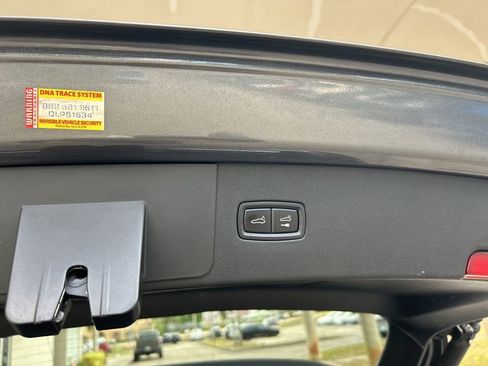 Used 2022 Porsche Cayenne w/ Premium Package Plus image 34