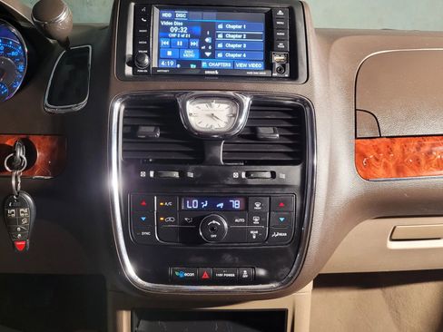 Used 2016 Chrysler Town & Country Touring image 24