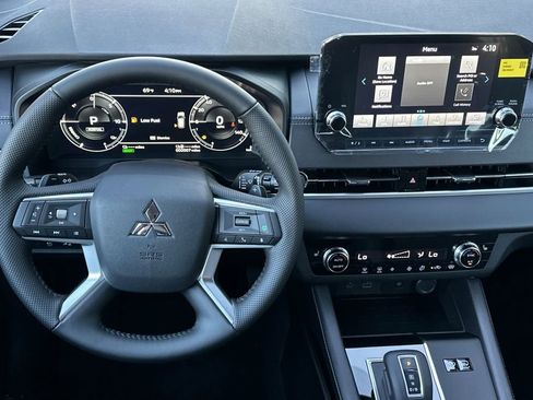 New 2025 Mitsubishi Outlander SE image 15