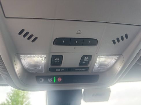 Used 2024 Chevrolet Equinox Premier image 25