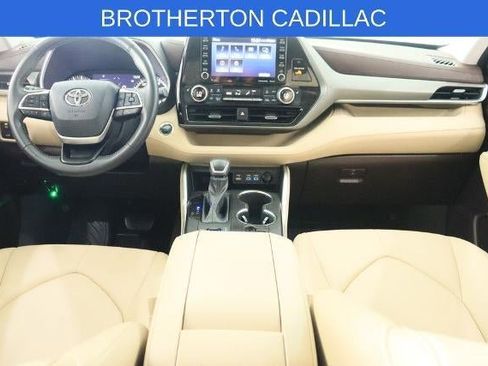 Used 2022 Toyota Highlander XLE AWD/4WD image 27