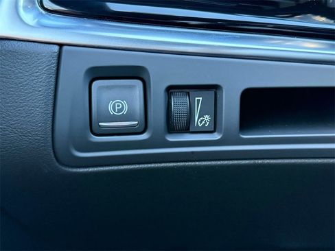 Used 2025 Cadillac XT6 Luxury image 30