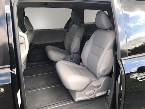 Used 2019 Toyota Sienna XLE AWD/4WD image 3