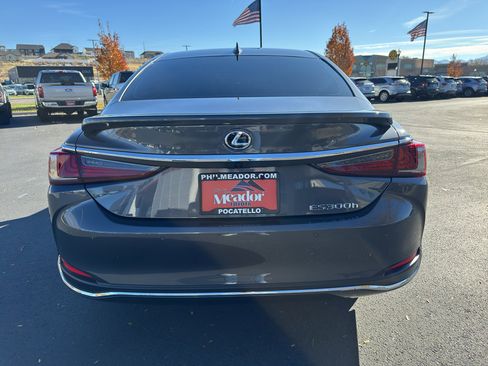 Used 2024 Lexus ES 300h Premium image 3