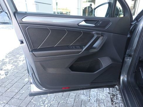 Used 2022 Volkswagen Tiguan SE w/ Panoramic Sunroof Package image 19