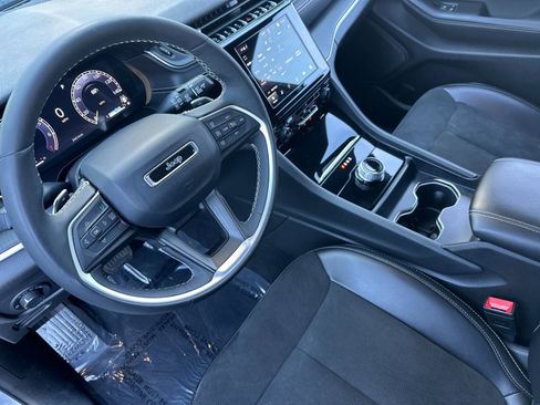Certified 2024 Jeep Grand Cherokee L Altitude image 10