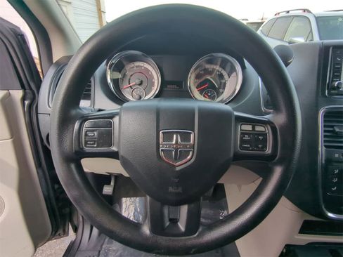 Used 2018 Dodge Grand Caravan SE image 31