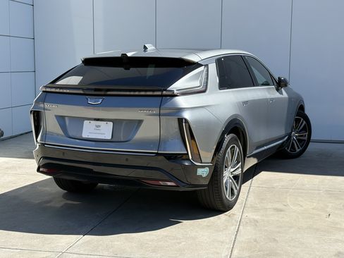 Used 2024 Cadillac Lyriq Luxury AWD/4WD image 7