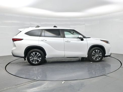 Used 2023 Toyota Highlander XLE AWD/4WD image 21