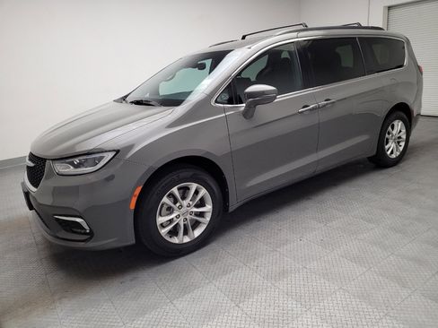 Used 2022 Chrysler Pacifica Touring AWD/4WD image 2