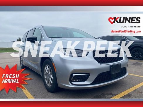 Used 2024 Chrysler Pacifica Touring-L image 1