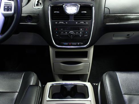 Used 2014 Chrysler Town & Country Touring image 22