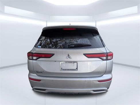 Used 2022 Mitsubishi Outlander SE image 4