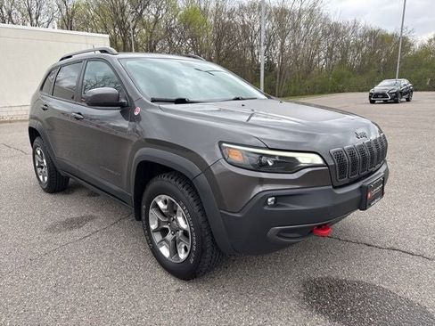 Used 2019 Jeep Cherokee Trailhawk w/ Comfort/Convenience Group AWD/4WD image 3