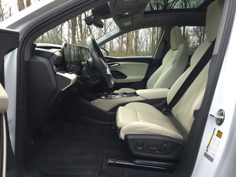 Used 2025 Audi Q6 e-tron Premium Plus image 11