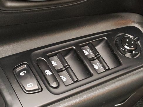 Used 2019 Jeep Renegade Limited w/ UConnect 8.4 Nav Group image 27