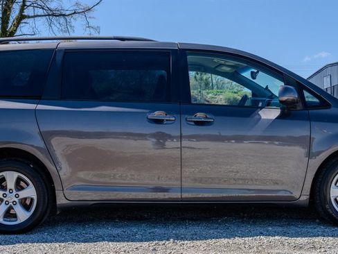 Used 2015 Toyota Sienna LE image 6
