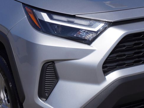 Used 2025 Toyota RAV4 XLE w/ Convenience Package FWD image 3