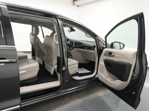 Used 2018 Chrysler Pacifica Touring-L FWD image 28