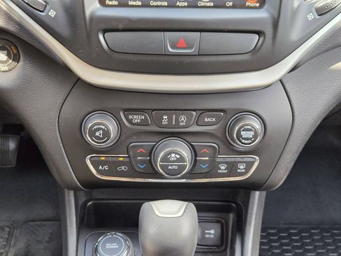 Used 2017 Jeep Cherokee Limited w/ Luxury Group AWD/4WD image 18