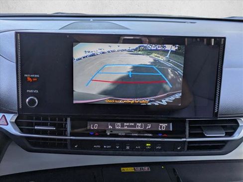 Used 2025 Toyota Sienna XLE image 14