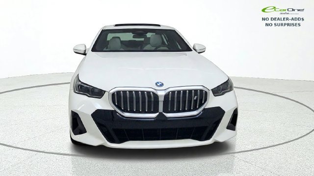 Used 2025 BMW i5 eDrive40 w/ M Sport Package AWD/4WD image 2